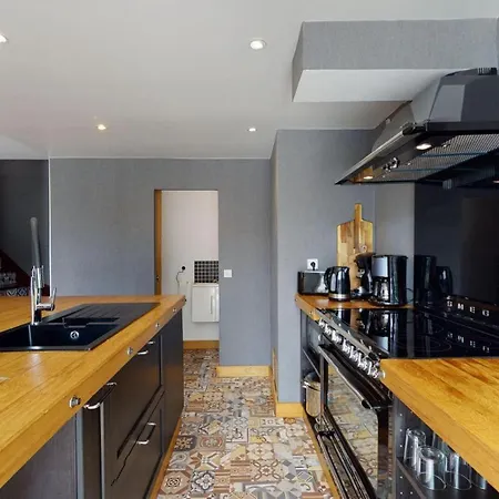 Chaignonnieres Roulotte 19pers Jacuzzi 15min بيت للعطل *