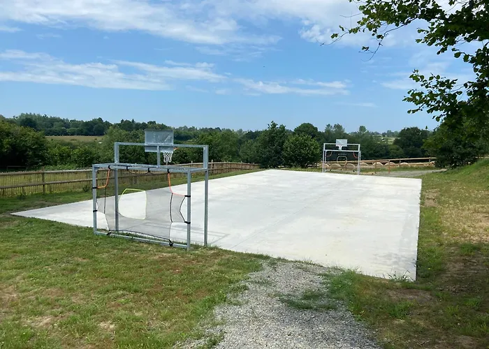 Casa de Férias Chaignonnieres Roulotte 19pers Jacuzzi 15min La Chaise-Beaudouin