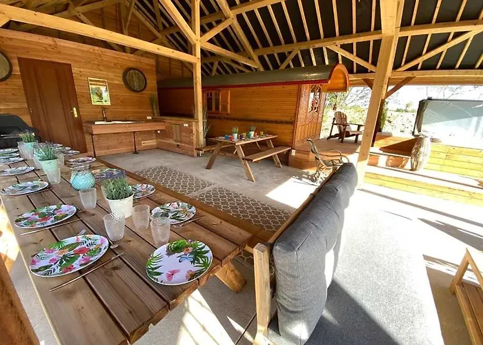 Casa de Férias Chaignonnieres Roulotte 19pers Jacuzzi 15min